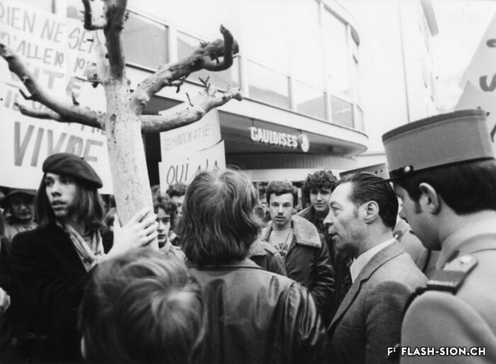 Porteur de la Matze devant l’ancien magasin Kuchler, manifestation non-autorisée du Comité valaisan contre le suréquipement, 25 février 1978, archives privées