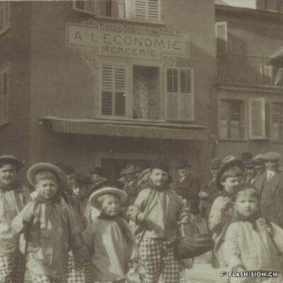 Carnaval sur la place du Midi, vers 1945, Archives de la Ville de Sion