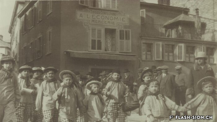 Carnaval sur la place du Midi, vers 1945, Archives de la Ville de Sion