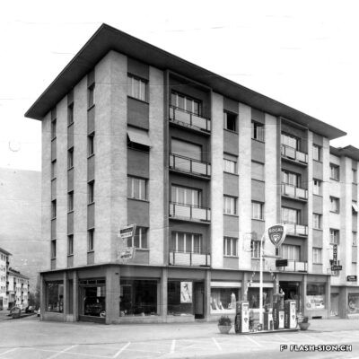Garage de la Matze avec pompe à essence Socal, vers 1960, Archives de la Ville de Sion