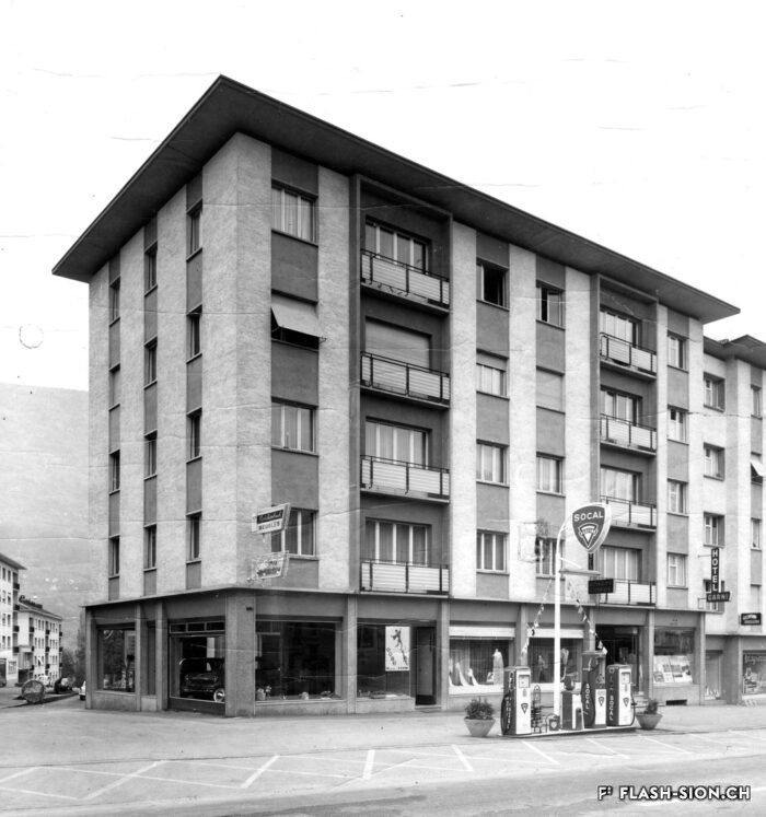 Garage de la Matze avec pompe à essence Socal, vers 1960, Archives de la Ville de Sion