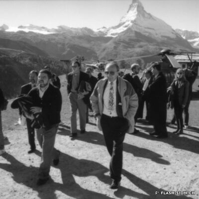 Visite de la commission d’évaluation du Comité International Olympique en hélicoptère des stations prévues pour la candidature aux Jeux Olympiques 2002, octobre 1994, Archives de la Ville de Sion