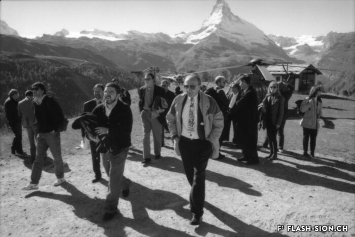 Visite de la commission d’évaluation du Comité International Olympique en hélicoptère des stations prévues pour la candidature aux Jeux Olympiques 2002, octobre 1994, Archives de la Ville de Sion