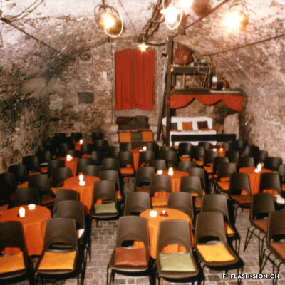 La première salle du Petithéâtre dans la cave du Dr Jacques-Arnold de Kalbermatten, Archives de la Ville de Sion, fonds du Petithéâtre