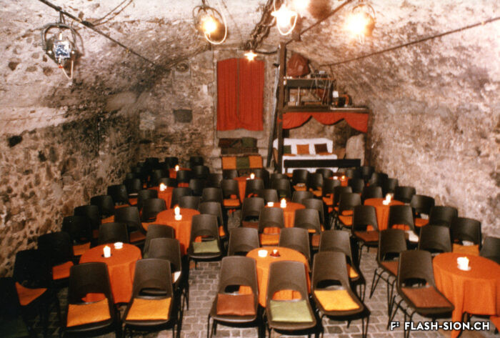 La première salle du Petithéâtre dans la cave du Dr Jacques-Arnold de Kalbermatten, Archives de la Ville de Sion, fonds du Petithéâtre