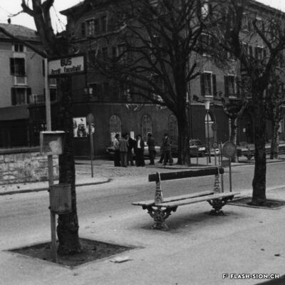 Les inspecteurs de la sureté surveillent de près la manifestation non-autorisée du Comité valaisan contre le suréquipement, place de la Planta, 25 février 1978, archives privées