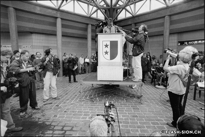 Marianne Bruchez, coordinatrice de la Pride, lors du discours sur la Planta le 7 juillet 2001 © Bernard Dubuis, Enquête photographique en Valais, Médiathèque Valais – Martigny