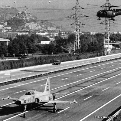 Décollage de 8 avions militaires Tiger depuis l'autoroute avant l’ouverture officielle, le 13 décembre 1988, de la transversale et la sortie Sion-Ouest, 16 novembre 1988 © Philippe Schmid, Médiathèque Valais - Martigny