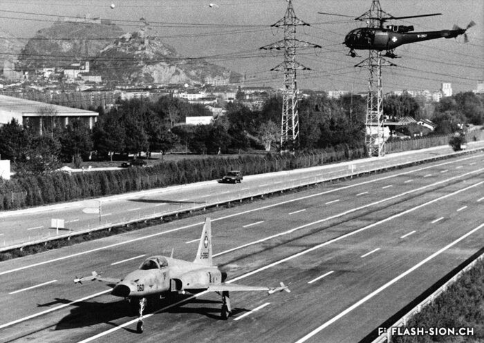 Décollage de 8 avions militaires Tiger depuis l'autoroute avant l’ouverture officielle, le 13 décembre 1988, de la transversale et la sortie Sion-Ouest, 16 novembre 1988 © Philippe Schmid, Médiathèque Valais - Martigny