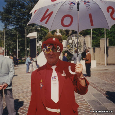 Un grand supporter de la candidature de Sion aux JO 2002 sur la place de la Planta, 1995, Archives de la Ville de Sion