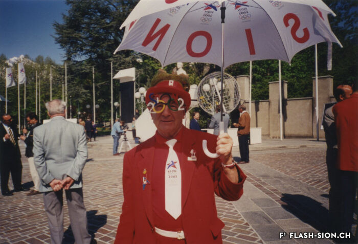 Un grand supporter de la candidature de Sion aux JO 2002 sur la place de la Planta, 1995, Archives de la Ville de Sion