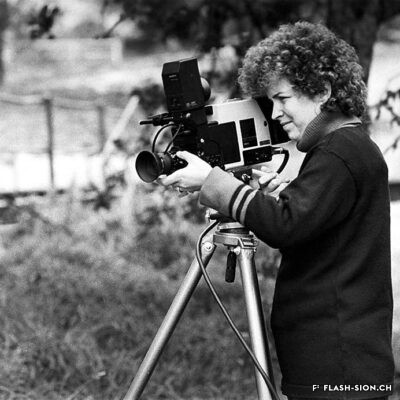 Carole Roussopoulos sur le tournage du film « Profession : agricultrice », 1982 © Carole Roussopoulos’ private collection, Médiathèque Valais - Martigny