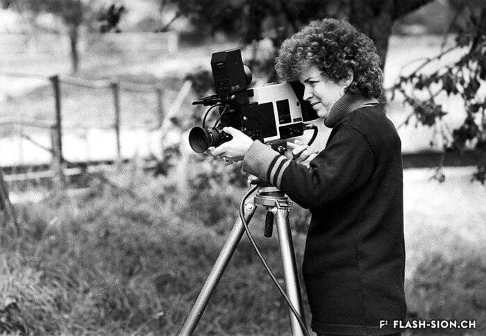 Carole Roussopoulos sur le tournage du film « Profession : agricultrice », 1982 © Carole Roussopoulos’ private collection, Médiathèque Valais - Martigny