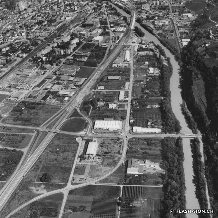 Construction de l’autoroute, traversée de Sion et la sortie Sion-Ouest, vers 1990 © Heinz Preisig, Archives de la Ville de Sion
