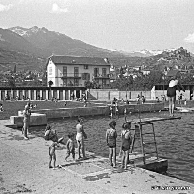 La piscine en 1945 © Raymond Schmid, Coll. Bourgeoisie de Sion, Médiathèque Valais – Martigny