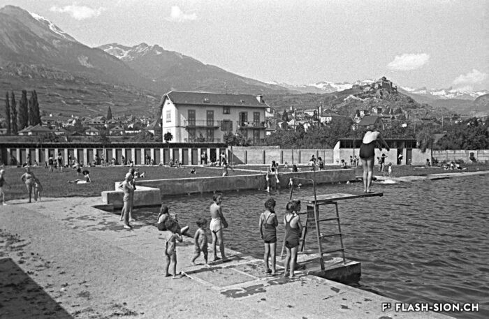 La piscine en 1945 © Raymond Schmid, Coll. Bourgeoisie de Sion, Médiathèque Valais – Martigny