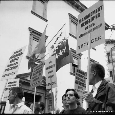 Parade de la Pride sur le Grand-Pont, 2001 © Bernard Dubuis, Enquête photographique en Valais, Médiathèque Valais – Martigny