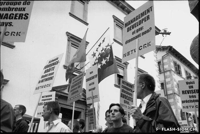 Parade de la Pride sur le Grand-Pont, 2001 © Bernard Dubuis, Enquête photographique en Valais, Médiathèque Valais – Martigny
