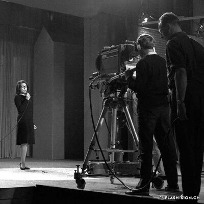 Transmission en directe grâce à l’émetteur de Veysonnaz. Nana Mouskouri dans « Téléparade », salle de la Matze, 1966 © Philippe Schmid, Médiathèque Valais - Martigny