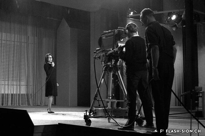 Transmission en directe grâce à l’émetteur de Veysonnaz. Nana Mouskouri dans « Téléparade », salle de la Matze, 1966 © Philippe Schmid, Médiathèque Valais - Martigny