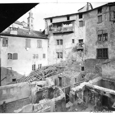 Démolition de bâtiments pour la construction de la Salle du Grand Conseil, vue sur la Maison de Platea, 1938 © Raymond Schmid, Archives de la Ville de Sion