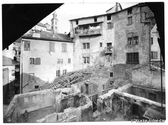 Démolition de bâtiments pour la construction de la Salle du Grand Conseil, vue sur la Maison de Platea, 1938 © Raymond Schmid, Archives de la Ville de Sion